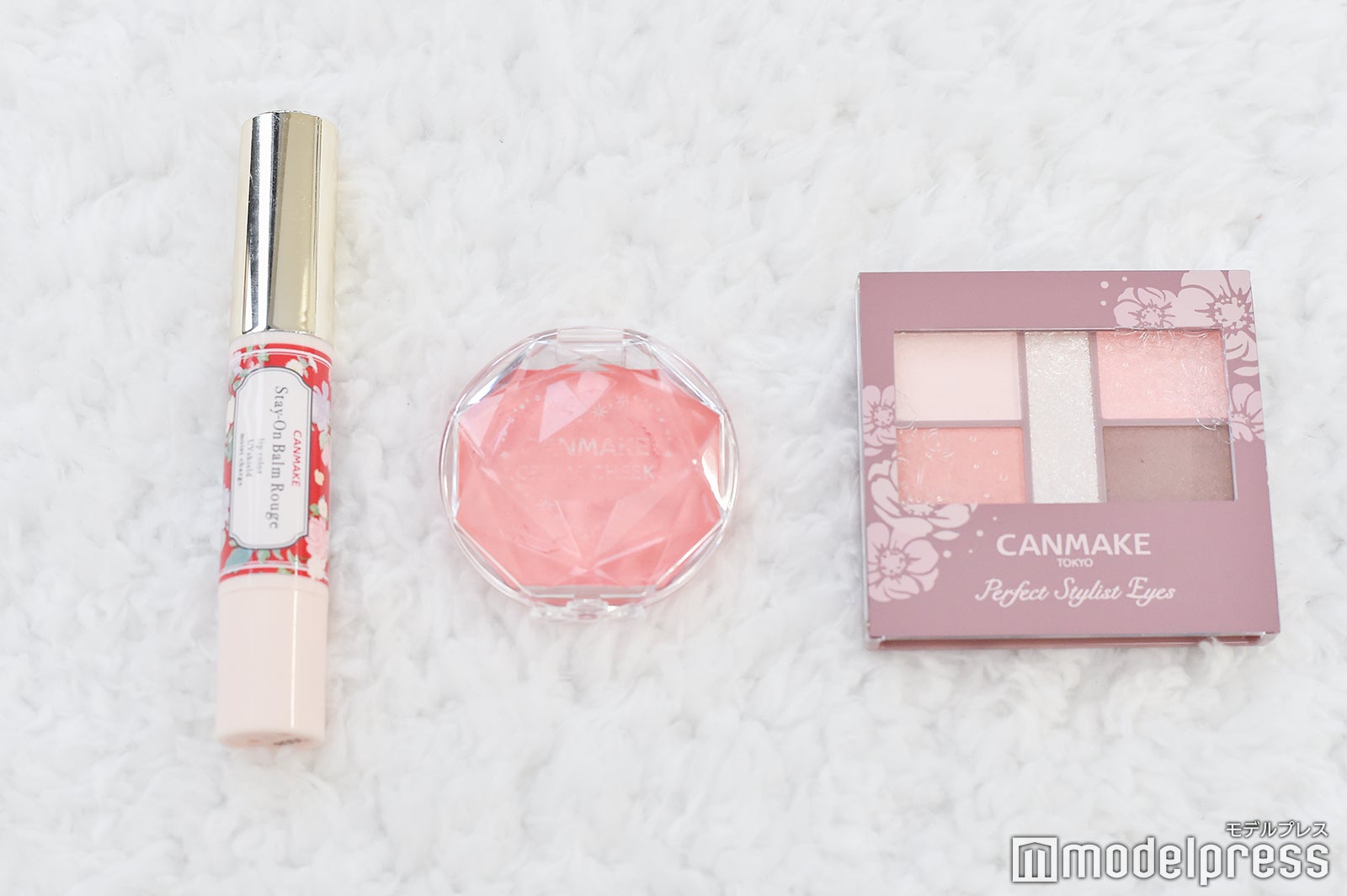 【2】使用コスメ※すべてCANMAKE
（左から）ステイオンバームルージュ[15]エレガントダリア、クリームチーク[05]スウィートアプリコット、パーフェクトスタイリストアイズ[22]アプリコットピーチ／すべてCANMAKE（C）モデルプレス