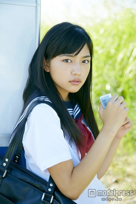 セーラー服姿の川口春奈／「川口春奈 2013年カレンダー」より