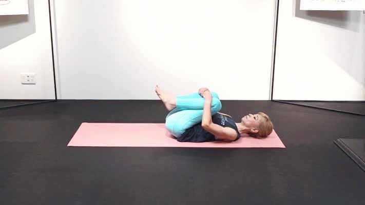 1：両膝を胸に引き寄せる