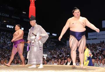 大の里、豊昇龍は13日目終え勝ち越せず 千秋楽に史上3例目皆勤負け越しかけ横綱対決も【大相撲】
