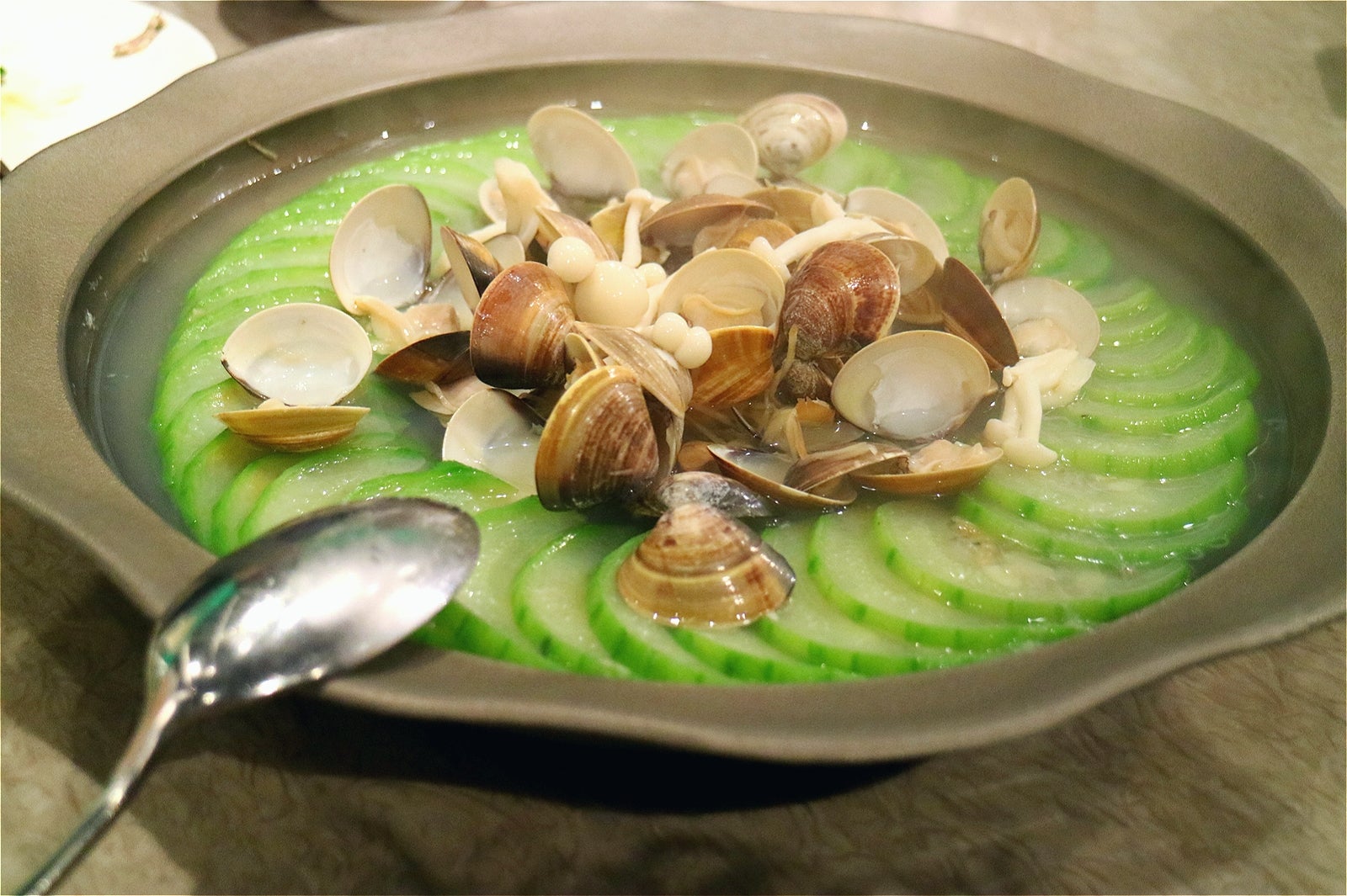 参和院／ハマグリとヘチマの炒め煮257TWD／画像提供：所属事務所