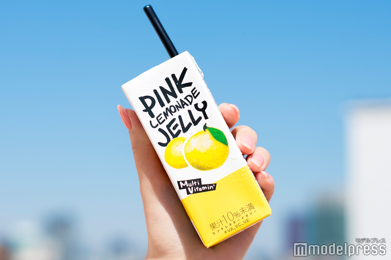 黒いストローが特徴（C）モデルプレス