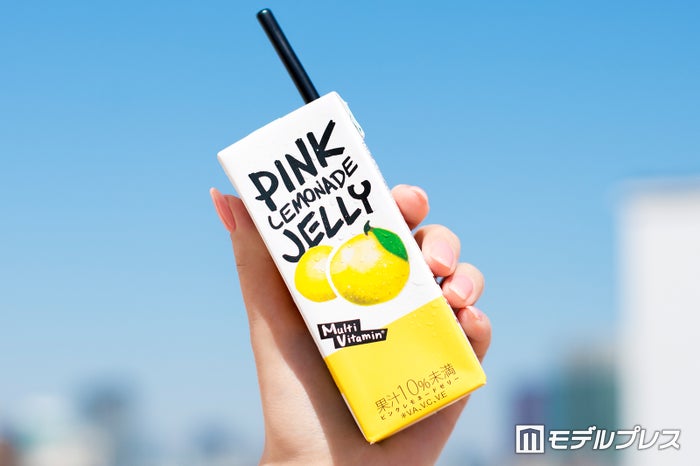 黒いストローが特徴(C)モデルプレス