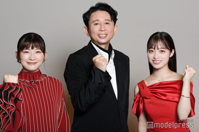 伊藤沙莉、有吉弘行、橋本環奈(C)モデルプレス/橋本環奈スタイリスト:鈴江 英夫(ペンダント ブランド名:TASAKI、アイテム名 : バランス ノート ダイヤモンド パヴェ ペンダント、価格:¥534,000 込、問い合わせ先:0120-111-446/ブレスレット ブランド名:TASAKI、アイテム名 : ダイヤモンド ブレスレット、価格 : ¥1,232,000 込、問い合わせ先:0120-111-446)