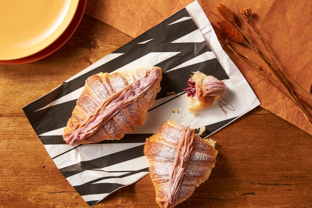 コルネッティ マローネ カシス持ち帰り価格：447円 店内価格：455円、ミニ コルネッティ マローネ カシス持ち帰り価格：275円 店内価格：280円／画像提供：スターバックス コーヒー ジャパン