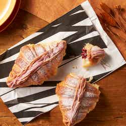 コルネッティ マローネ カシス持ち帰り価格:447円 店内価格:455円、ミニ コルネッティ マローネ カシス持ち帰り価格:275円 店内価格:280円/画像提供:スターバックス コーヒー ジャパン