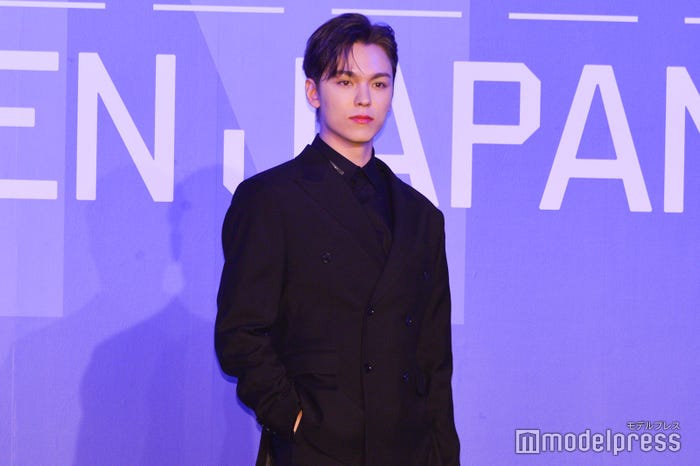 丁寧に向きを変えながらフォトセッションに応えていたVERNON (C)モデルプレス