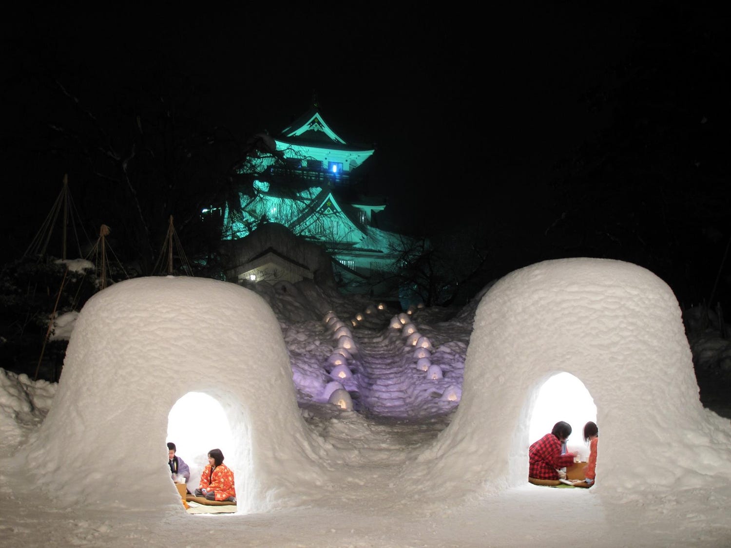 かまくら夜景が幻想的「横手の雪まつり」で雪国情緒を感じよう