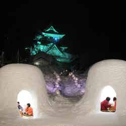 幻想的な夜の横手城とかまくら/画像提供:一般社団法人 横手市観光協会