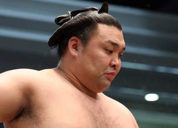 綱とりの大関霧島が痛恨3敗目 美ノ海に苦杯