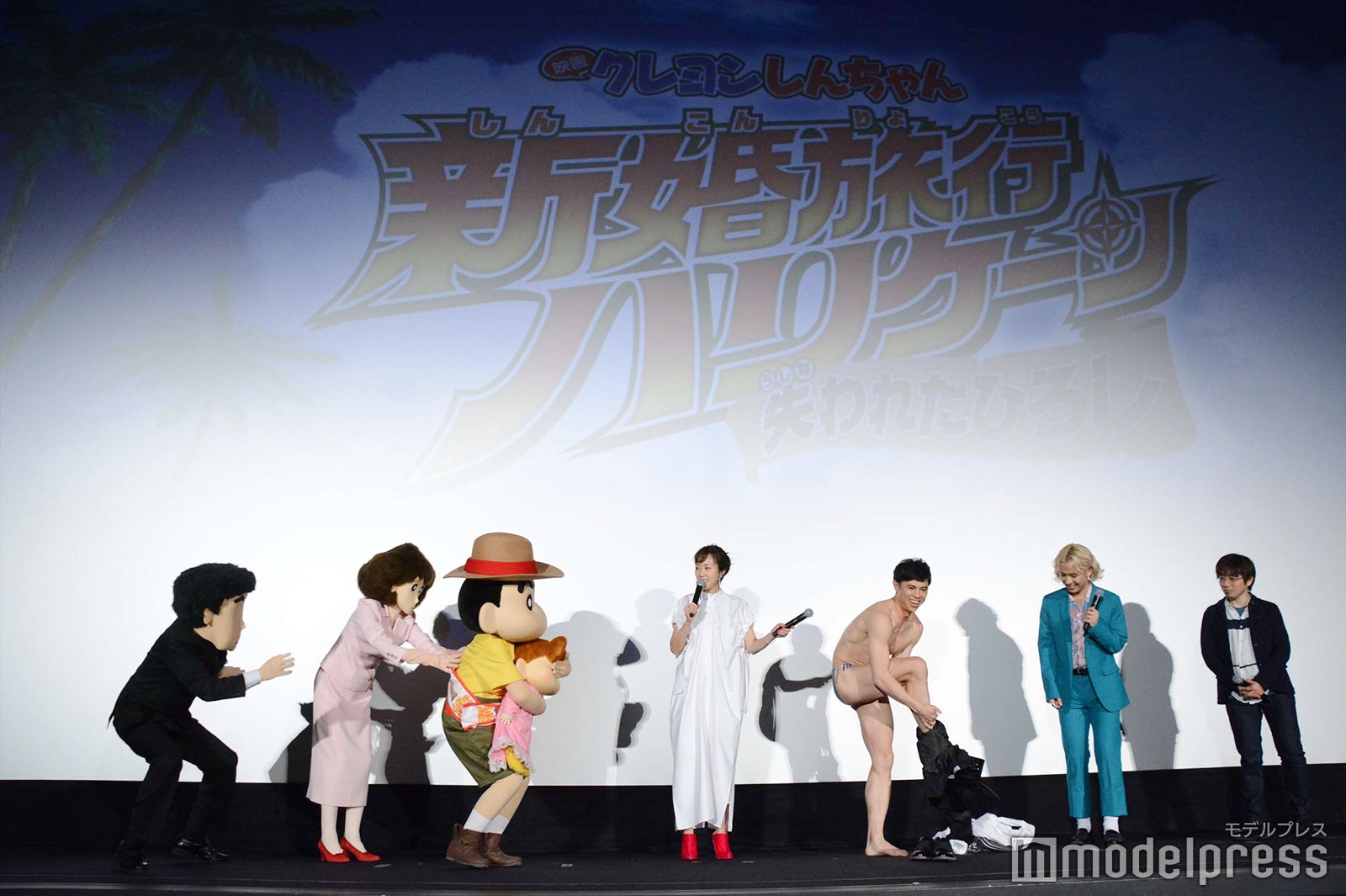 小島よしおの着替えを見守る （C）モデルプレス