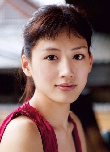 綾瀬はるか（C）2020映画「奥様は、取り扱い注意」製作委員会