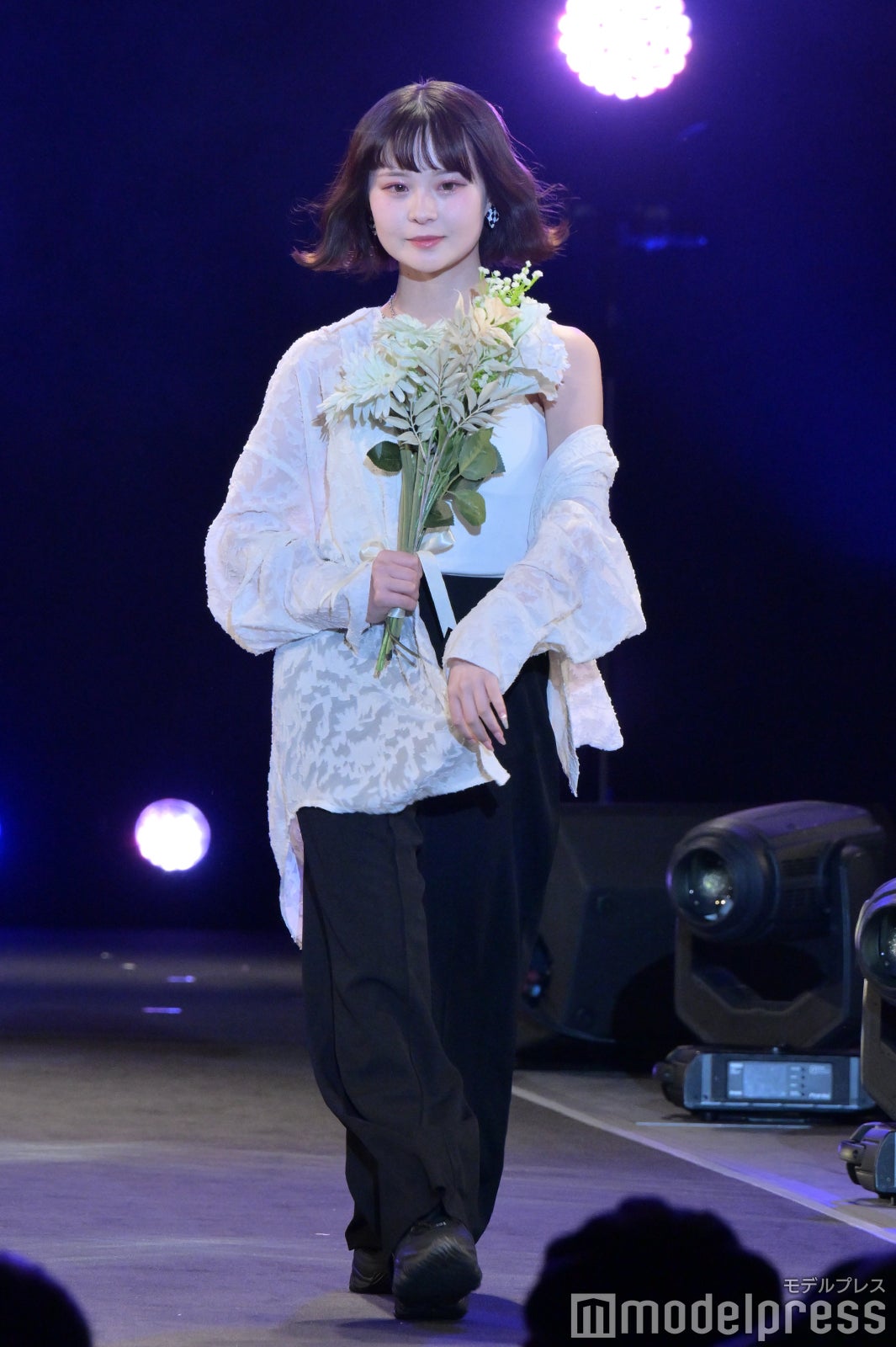 さくてぃん（さくら）、色白ほっそり二の腕キラリ 花束片手に