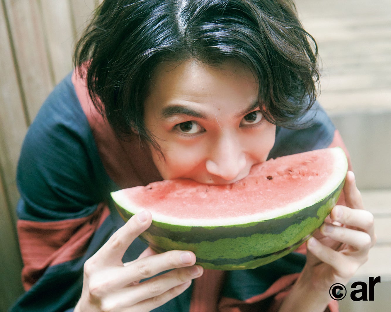 渡邊圭祐「浴衣デートしてみたい」スイカにかぶりつくキュートな姿