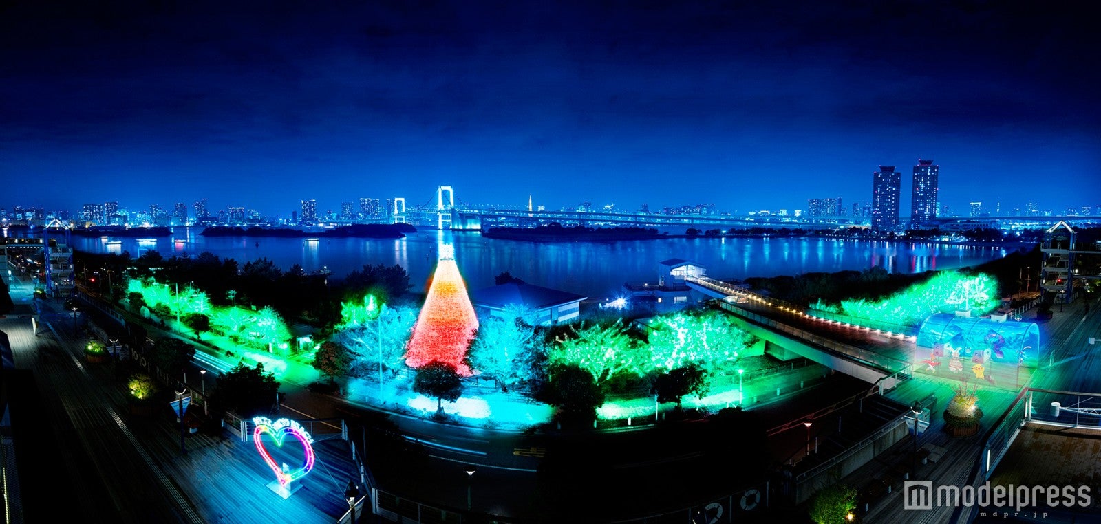 左手前：｢ピカチュウ＆マギアナのハート型フォトスポット｣、奥：｢樹木イルミネーション｣、右：「ILLUSION　DOME」イメージ／画像提供：東急不動産SCマネジメント