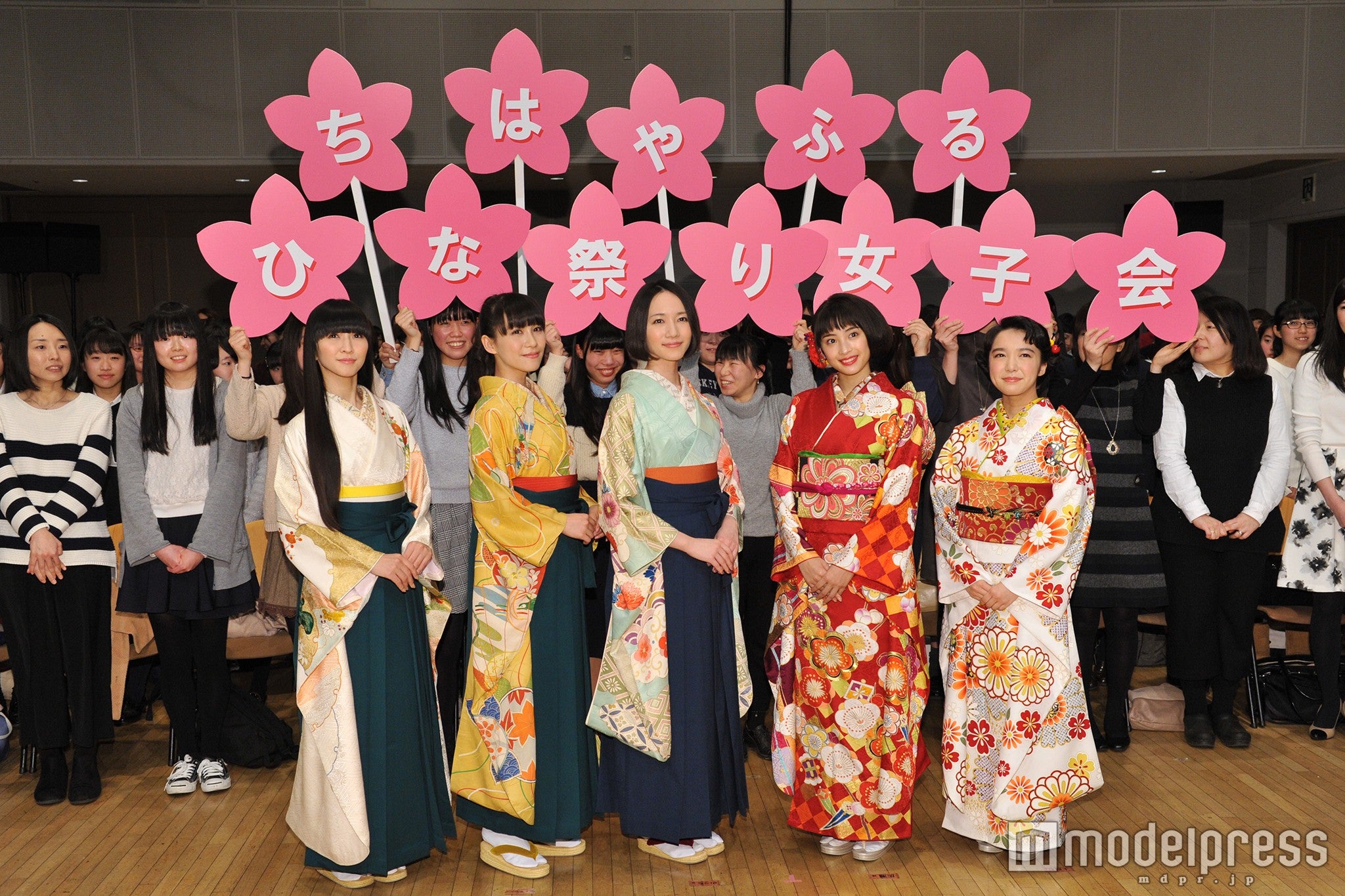 （左から）かしゆか、あ～ちゃん、のっち、広瀬すず、上白石萌音（C）モデルプレス