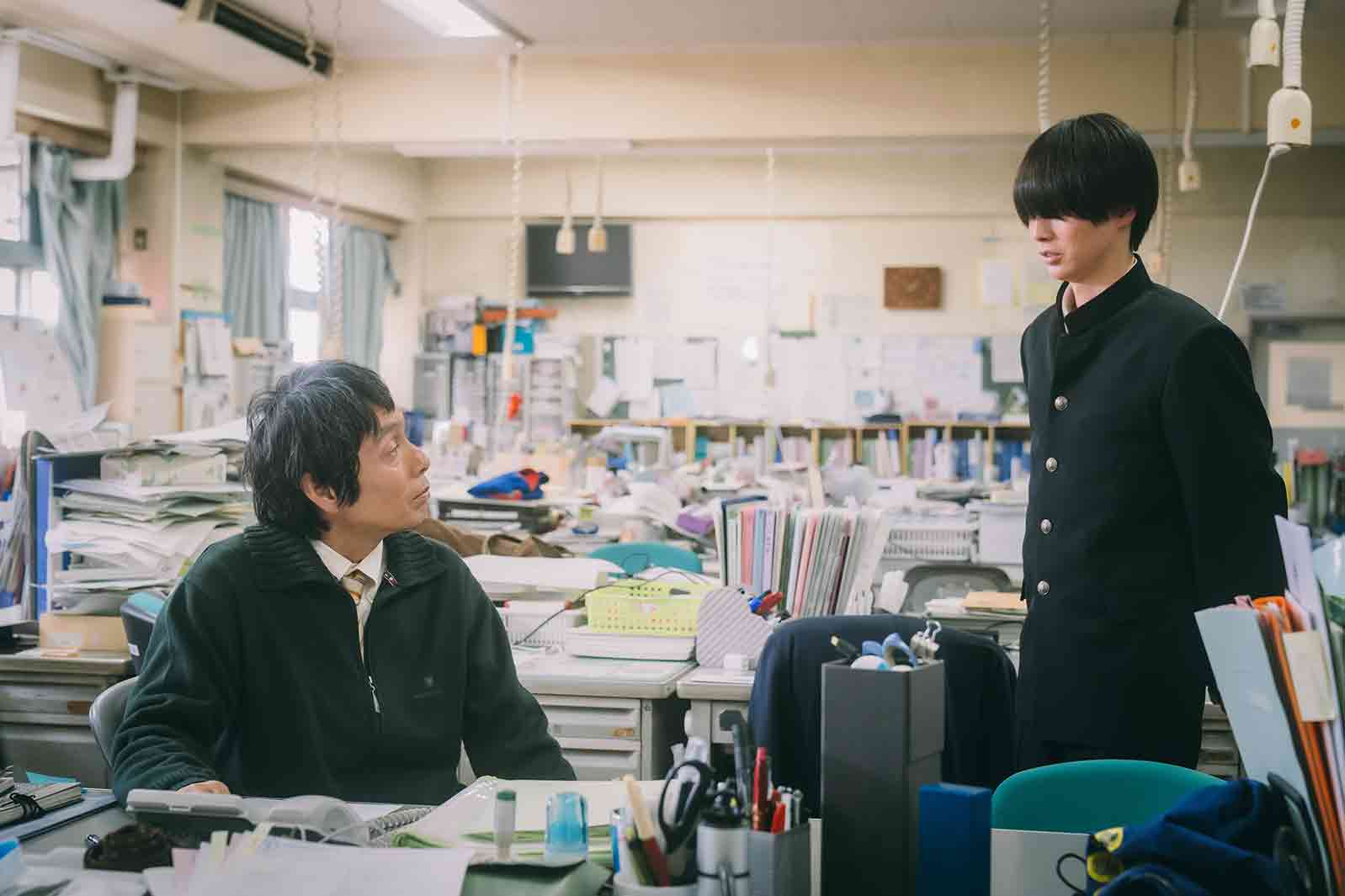 （右）井上瑞稀「霧尾ファンクラブ」第8話（C）地球のお魚ぽんちゃん・実業之日本社／中京テレビ