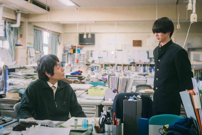 (右)井上瑞稀「霧尾ファンクラブ」第8話(C)地球のお魚ぽんちゃん・実業之日本社/中京テレビ