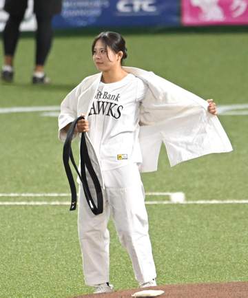 柔道女子・近藤美月が始球式 マウンド横で帯をほどき柔道着→背番号48のユニホーム姿に 山なりワンバン投球も笑顔