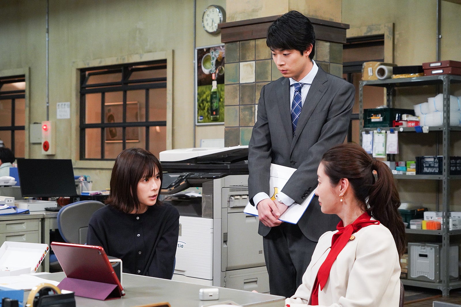 芳根京子、渡辺大知、ともさかりえ／「それってパクリじゃないですか？」第4話より（C）日本テレビ