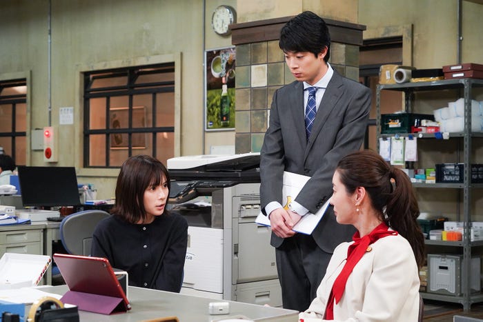 芳根京子、渡辺大知、ともさかりえ/「それってパクリじゃないですか?」第4話より(C)日本テレビ