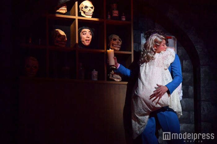 小栗旬に抱きつく瀧本美織(C)モデルプレス