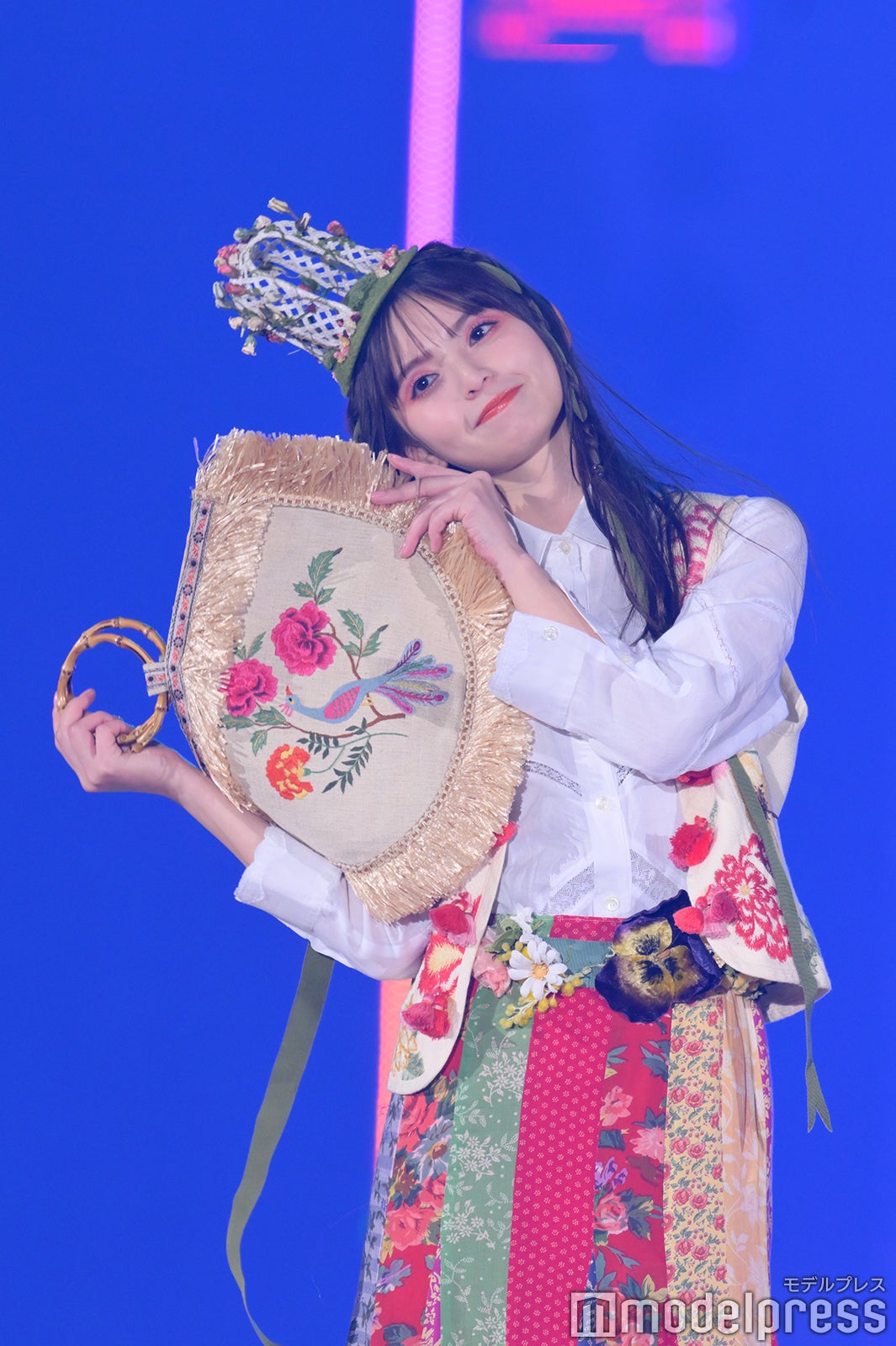 齋藤飛鳥、バッグから笑顔チラリ 可愛らしい仕草にキュン【TGC