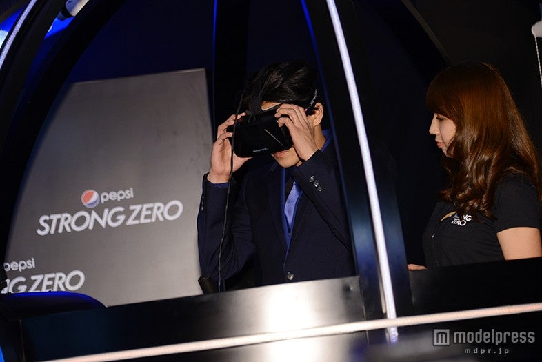 最先端オキュラスリフトを使用したアトラクションを体験した小栗旬