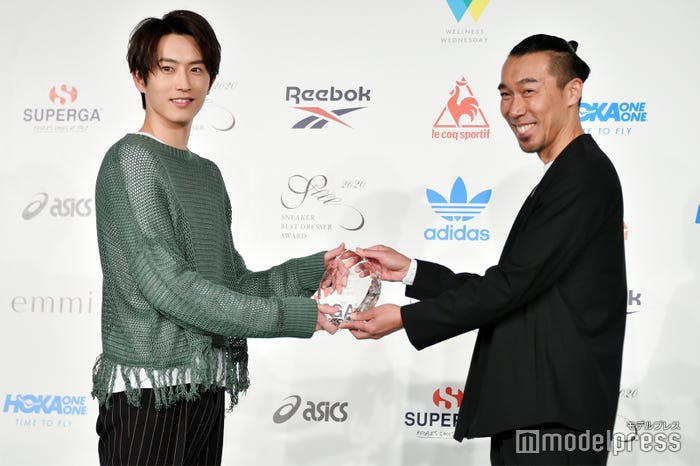 杉野遥亮 (左)/授賞式より(C)モデルプレス