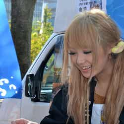 牡蠣チャウダーを手渡すてんちむ