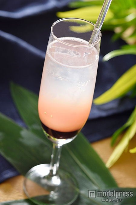 かき混ぜると星が出てくるスペシャルカクテル￥600／レストラン櫻／TDS（C）Disney