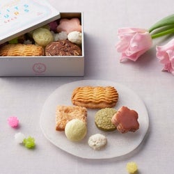 大人女子の上品ギフトに!春らしいデザインがかわいいミニ缶入りクッキー