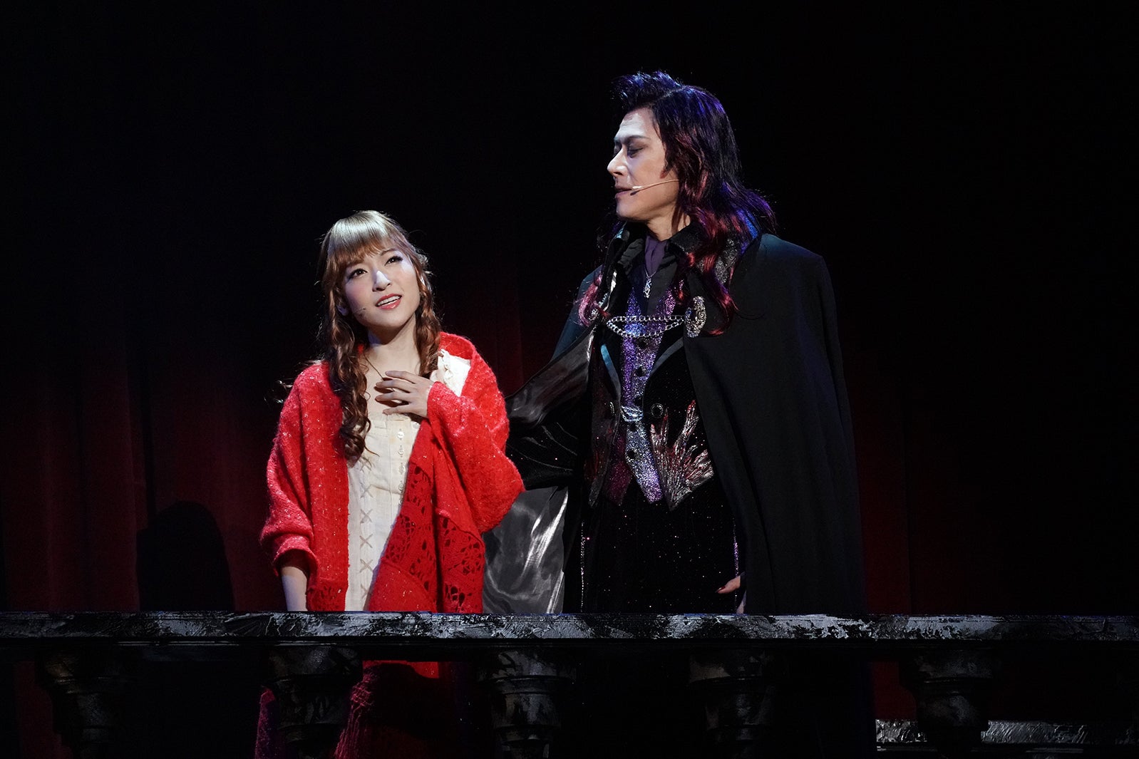 ミュージカル「ダンス オブ ヴァンパイア」（左から）サラ：神田沙也加、クロロック伯爵：山口祐一郎（提供写真）