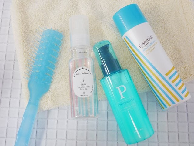 ボトル3つとヘアブラシ