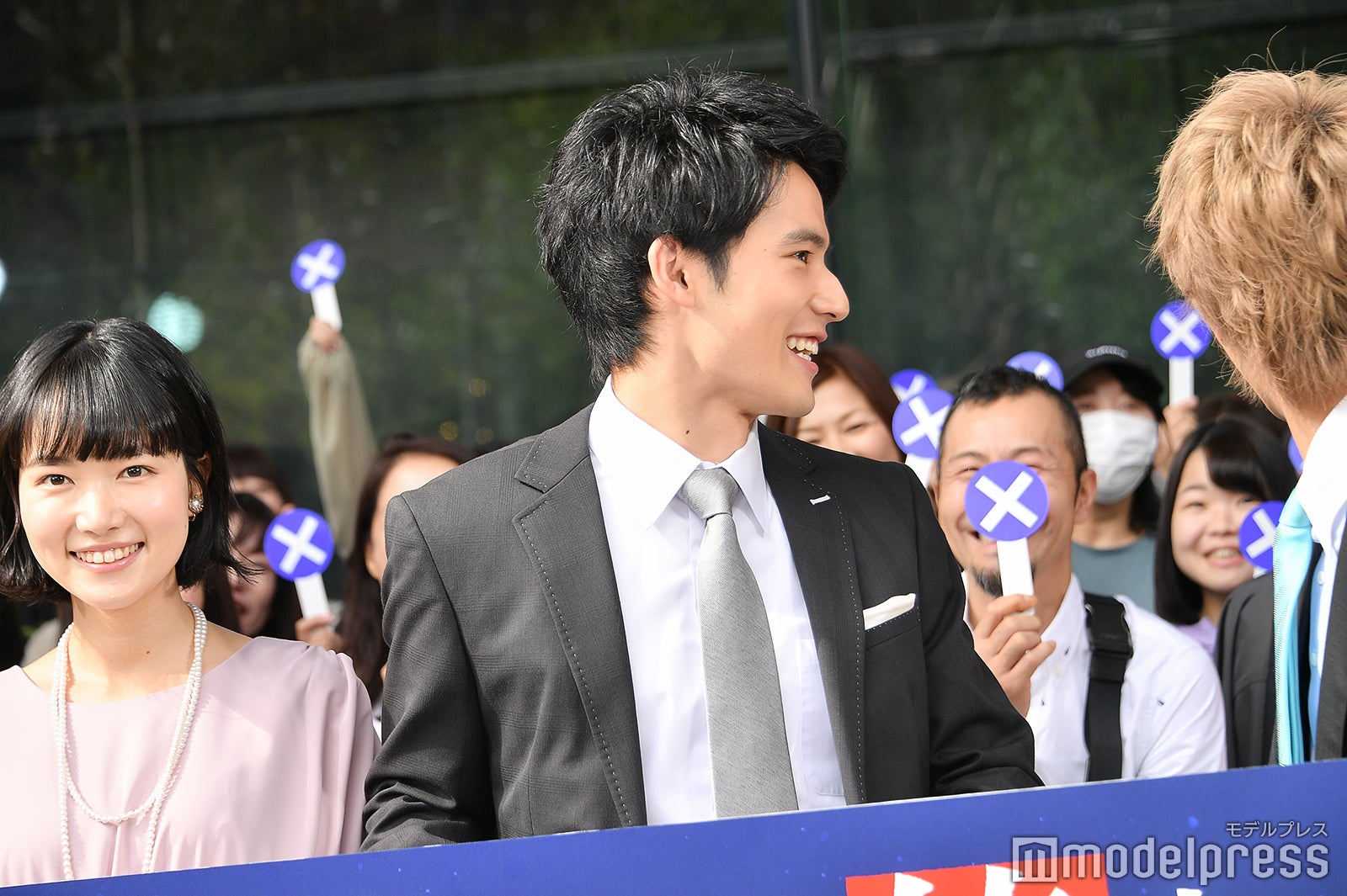 一挙手一投足に歓声があがる岡田健史、たまらずお客さんが気になる（C）モデルプレス