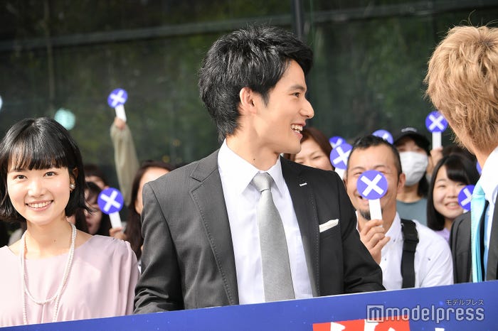 一挙手一投足に歓声があがる岡田健史、たまらずお客さんが気になる(C)モデルプレス