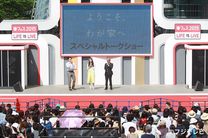 トークイベントの様子/(左から)大村晟アナウンサー、足立梨花、竹中直人