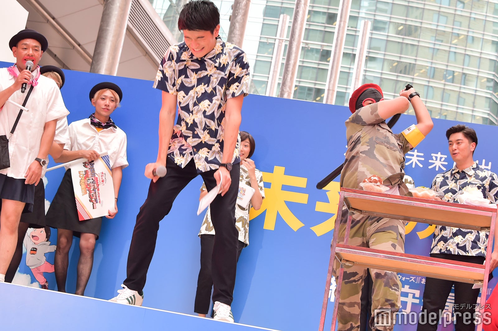 ケツバットを受ける篠原光アナウンサー （C）モデルプレス