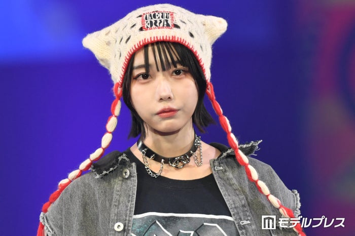 あの、ミニ丈×網ソックスで美脚スラリ「お人形さんみたい」「オシャレ」と反響