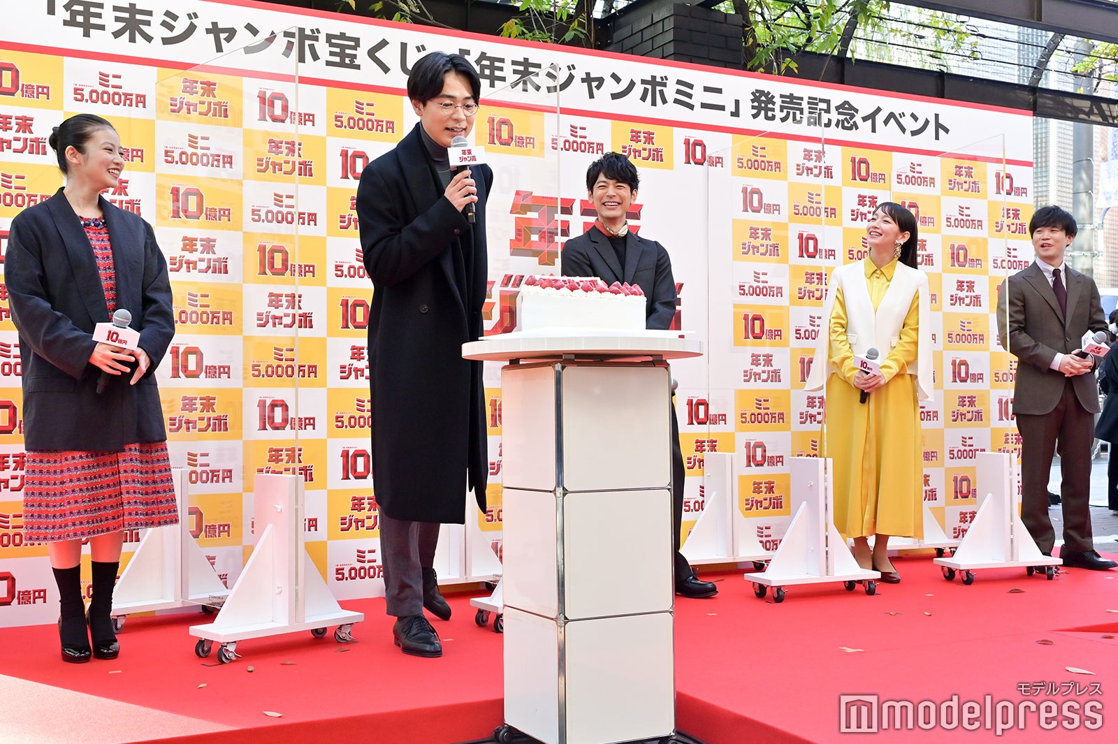 （左から）今田美桜、成田凌、妻夫木聡、吉岡里帆、矢本悠馬 （C）モデルプレス