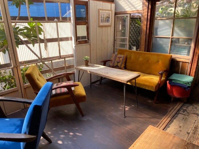 座る席ごとに気分の変わる、色とりどりのソファ