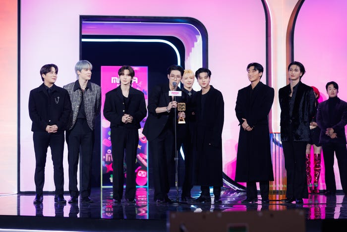 カラーチェンジ前のホンジュンらATEEZ(C)CJ ENM Co., Ltd, All Rights Reserved