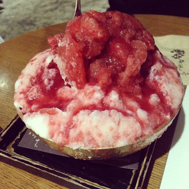 「いちご＆小豆かき氷」9000ウォン／#서래마을 유명 #팥빙수 아니 정확히는 #딸기빙수 정말 맛나다!!! #summer #dessert #seoul #ice #delicious by viakstudio