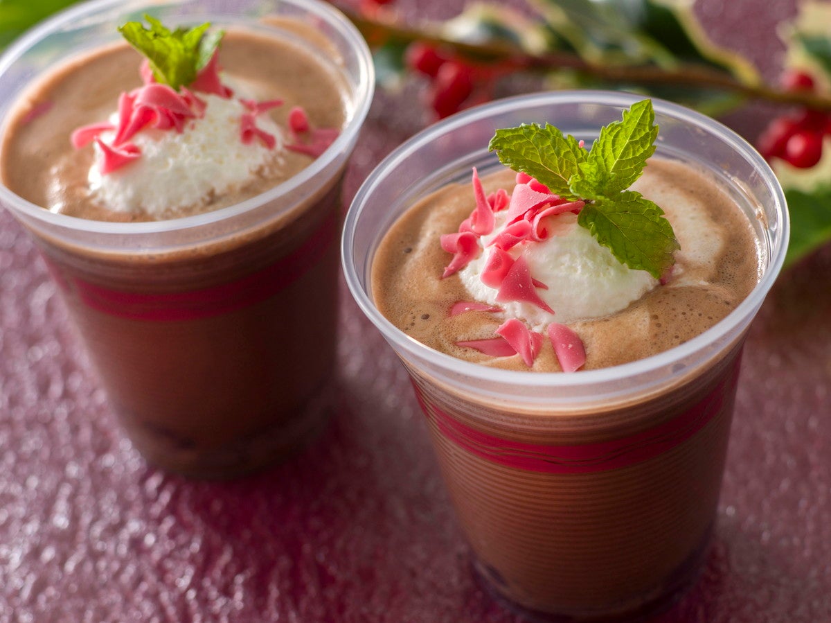 ハドソンリバー・ハーベスト：ホットカクテル（ブランデー＆ココア）780円（C）Disney