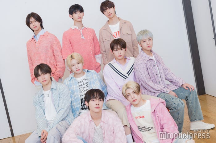 &TEAM(上段左より)K、JO、EJ(中段左より)FUMA、YUMA、HARUA、TAKI(下段左より)NICHOLAS、MAKI(C)モデルプレス