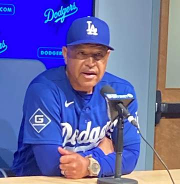 五回途中11Kの大谷翔平を「彼は万全だ」とロバーツ監督 カーブ多投も「今夜その球にかなり自信を持っていたのがわかった」と前向き