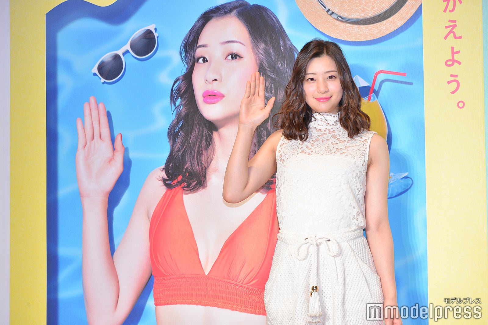 足立梨花、ポスターと同じポーズで撮影（C）モデルプレス