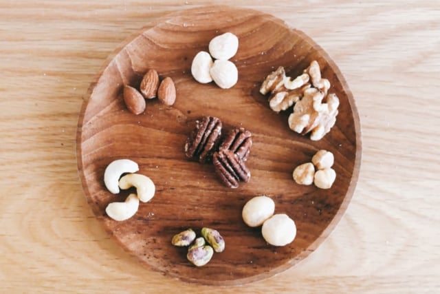 成城石井　８種 素焼きミックスナッツ お皿に