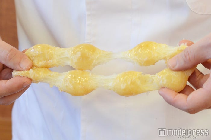 のびのびポン・デ・リングはドーナツとは思えないほどのびる!(C)モデルプレス