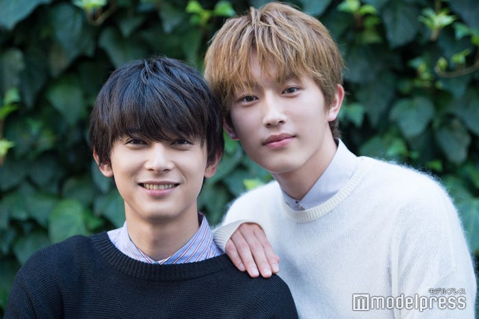 モデルプレスのインタビューに応じた(左から)吉沢亮、杉野遥亮 (C)モデルプレス